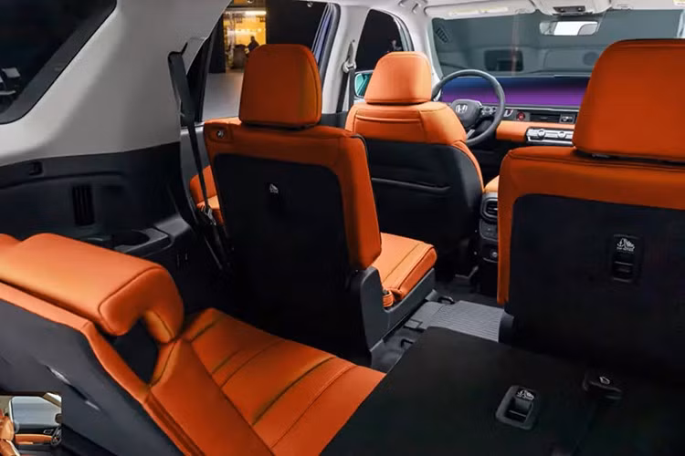 Điểm đáng mừng là các nút bấm vật lý vẫn được giữ lại, tạo sự thuận tiện cho người dùng – khác với cách tiếp cận loại bỏ hoàn toàn nút vật lý như trên Mazda CX-5 thế hệ mới.