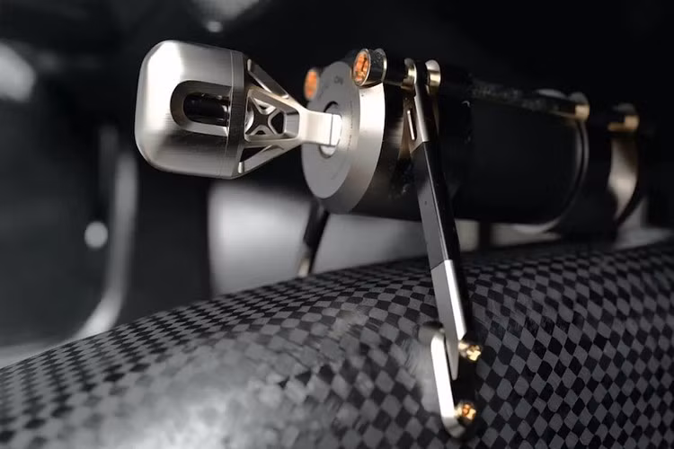 Theo công ty, nó sẽ có công suất khổng lồ 1.200 mã lực, có lẽ đạt được thông qua một cặp tăng áp và tua máy cực đại lên tới 12.000rpm. Các động cơ được nối với hệ dẫn động cầu sau qua hộp số sàn 6 cấp hoặc tuần tự 7 cấp.