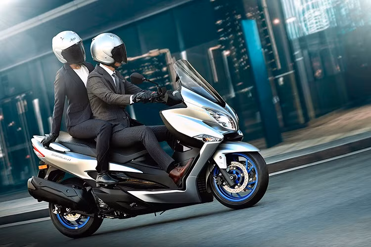 Ngoài ABS, Burgman 400 còn có hệ thống kiểm soát lực kéo (Traction Control) giúp hạn chế trượt bánh khi tăng tốc hoặc di chuyển trên mặt đường trơn. Hệ thống Easy Start cho phép khởi động máy dễ dàng chỉ bằng một lần nhấn. Hệ thống Idle Speed Control giữ vòng tua ổn định ở chế độ chờ, giúp tiết kiệm nhiên liệu và giảm tiếng ồn.