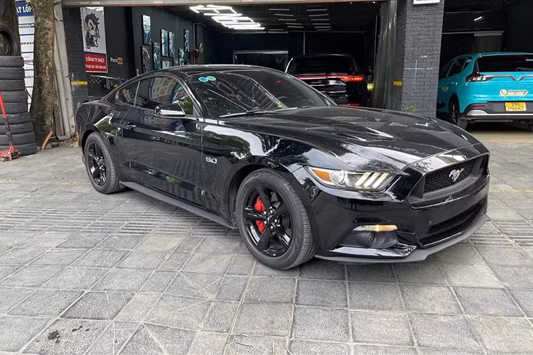 Thú vị là chiếc xe Ford Mustang GT này lại chung nhà với siêu xe Ferrari 458 Italia, cũng mới được mua lại từ một tay chơi xe Hà Nội khác. Như vậy, cặp đôi Ferrari 458 Italia và Ford Mustang GTmang biển Hà Nội đã về chung nhà với nhau.