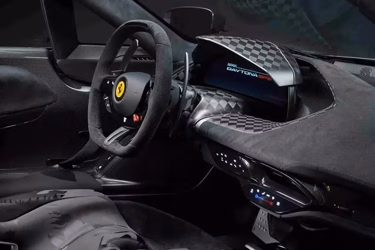 Khác với các siêu xe Ferrari đấu giá trước đó, chiếc Daytona SP3, này thực sự nổi bật với ngoại thất được sơn 2 màu là vàng và đen, chia đều 2 bên theo chiều dọc, thay vì kiểu phân bổ màu nửa thân trước và nửa thân sau xe. Nội thất có ghế ngồi rất cá tính so với 599 xe còn lại.