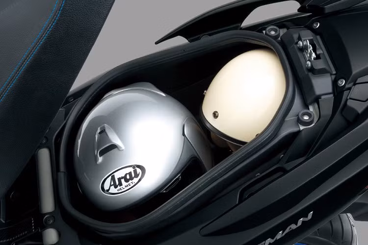 Chiều cao yên chỉ 755 mm, giúp người lái dễ dàng đặt chân xuống đất. Ngoài ra, xe còn có cốp dưới yên dung tích lớn tới 42 lít, đủ chứa hai mũ bảo hiểm toàn đầu, cùng với hai hộc chứa đồ phía trước và một cổng sạc DC dành cho điện thoại hoặc các thiết bị điện tử khác.