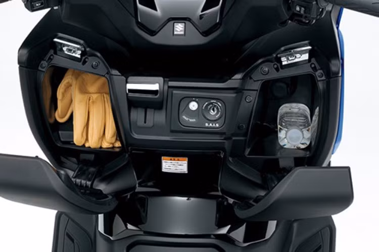 Chiều cao yên chỉ 755 mm, giúp người lái dễ dàng đặt chân xuống đất. Ngoài ra, xe còn có cốp dưới yên dung tích lớn tới 42 lít, đủ chứa hai mũ bảo hiểm toàn đầu, cùng với hai hộc chứa đồ phía trước và một cổng sạc DC dành cho điện thoại hoặc các thiết bị điện tử khác.