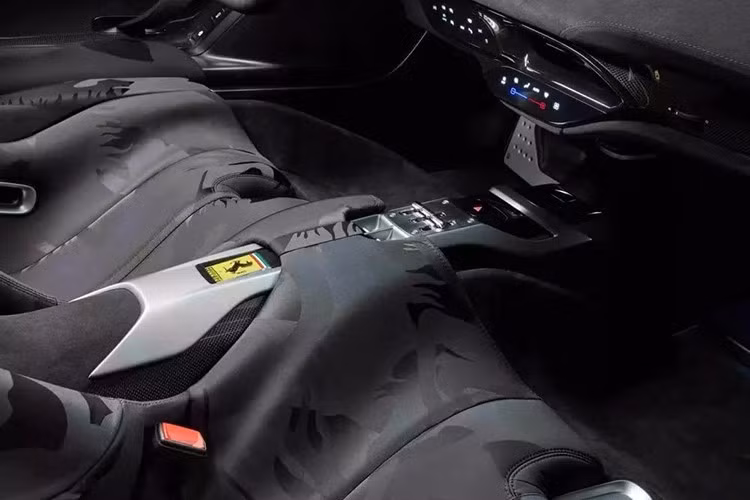 Thiết kế của Daytona SP3 do Flavio Manzoni và đội ngũ đảm nhận với nguồn cảm hứng lấy từ hình dạng tròn trịa của những chiếc P3/4, P330 hay 412P từng thống trị giải Daytona vào những năm 60.