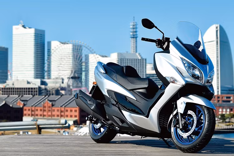 Mặc dù tại thị trường Việt Nam, Suzuki đã không còn phân phối bất kỳ xe tay ga nào, nhưng tại "nước mẹ" Nhật Bản, hãng xe vẫn đưa ra rất đa dạng các dòng tay ga. Mới đây nhất là sự xuất hiện của Suzuki Burgman 400 2025.