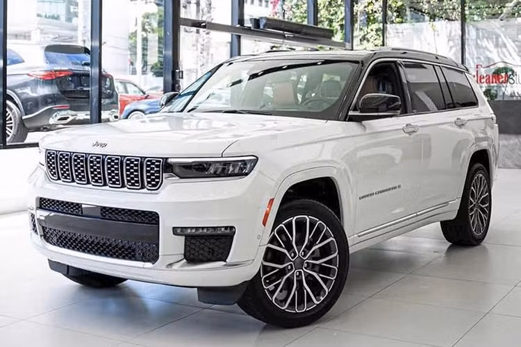 Cụ thể hơn, mẫu xe Jeep Wrangler tại Việt Nam đang được giảm giá 1,389 tỷ đồng cho cả 2 phiên bản Sahara và Rubicon. Giá sau giảm của mẫu SUV đến từ Mỹ này là 2,499 tỷ đồng ở bản Sahara và 2,699 tỷ đồng ở bản Rubicon.