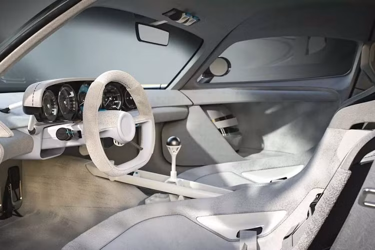 Kế hoạch của Oilstainlab đó là sẽ sản xuất 25 chiếc HF-11, Mẫu tiêu chuẩn sẽ có giá khoảng 1,85 triệu đô la, nhưng những ai muốn có cả động cơ đốt trong và điện sẽ phải chi 2,3 triệu đô la. Oilstainlab nêu tên những cái tên như Porsche Carrera GT , Sauber C9 và Gordon Murray T.50 là đối thủ của HF-11.