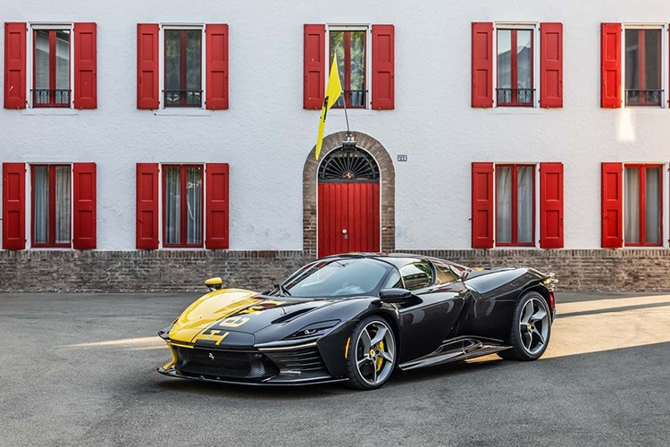 2 ống xả hình thang được đặt trên cao đủ sức hấp dẫn sẽ mang tới âm thanh dữ đội của động cơ V12. Ngoài ra, bộ la-zăng 5 chấu đi kèm lốp Pirelli P Zero Corsa được phát triển riêng cho Daytona SP3. Ferrari Daytona SP3 được trang bị khối động cơ V12, dung tích 6.5 lít, hút khí tự nhiên, bơm ra công suất tối đa 829 mã lực và mô-men xoắn cực đại 697 Nm.