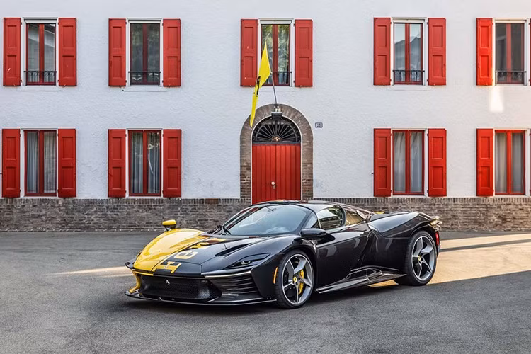 2 ống xả hình thang được đặt trên cao đủ sức hấp dẫn sẽ mang tới âm thanh dữ đội của động cơ V12. Ngoài ra, bộ la-zăng 5 chấu đi kèm lốp Pirelli P Zero Corsa được phát triển riêng cho Daytona SP3. Ferrari Daytona SP3 được trang bị khối động cơ V12, dung tích 6.5 lít, hút khí tự nhiên, bơm ra công suất tối đa 829 mã lực và mô-men xoắn cực đại 697 Nm.