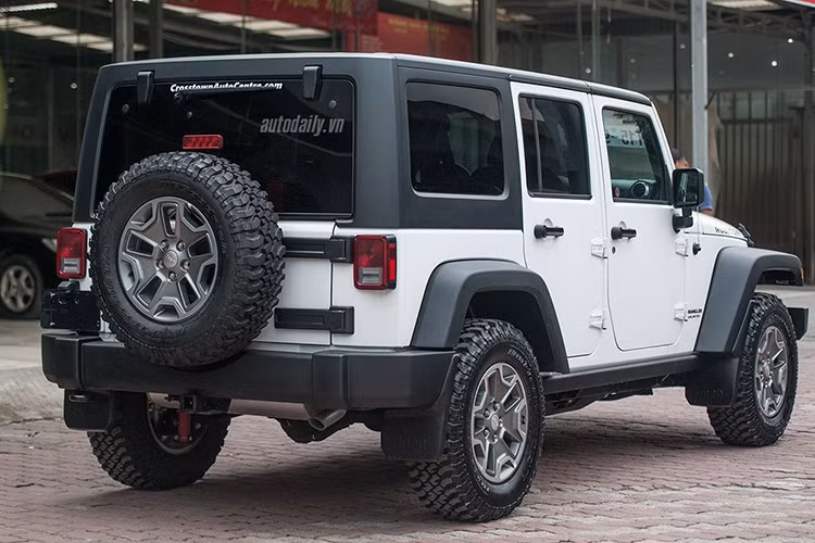 Ở bản cao cấp nhất, xe sở hữu những trang bị đáng chú ý như đèn pha LED, màn hình cảm ứng trung tâm 8,4 inch, hỗ trợ kết nối Apple CarPlay/Android Auto, hệ thống cân bằng điện tử, cảnh báo áp suất lốp, kiểm soát hành trình, hỗ trợ đỗ xe, hỗ trợ xuống dốc, hỗ trợ khởi hành ngang dốc, kiểm soát lực kéo và kiểm soát chống lật.