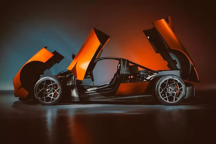 Vì vậy kể từ năm 2019 tới nay họ đã tạo ra Half-11 - một chiếc xe "hàng thửa" với nửa phía trước được lấy từ Porsche 911 cổ nhưng nửa còn lại dựa trên thiết kế khung siêu xe, với động cơ Chevrolet LS V8 đặt giữa.