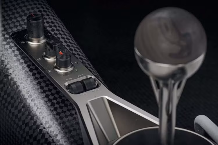 Mẫu xe 4.6 lít sẽ cho công suất 600 mã lực, một con số rất lớn khi xét đến trọng lượng của xe chỉ 910kg. Nhưng, 600 mã lực không là gì so với công suất của mẫu xe 5.0 lít.