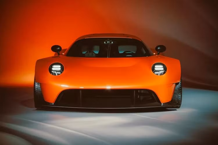 “Mục tiêu của chúng tôi hiện tại là tìm ra 11 kẻ điên rồ sẽ tham gia vào chương trình phát triển của chúng tôi,” Nikita nói. “Chúng tôi có 6 người mà chúng tôi khá chắc chắn muốn tham gia. Và sau đó chúng tôi hy vọng rằng, sau khi chiếc xe được trưng bày, chúng tôi sẽ có thể tìm thấy 5 người còn lại.” Anh dừng lại.