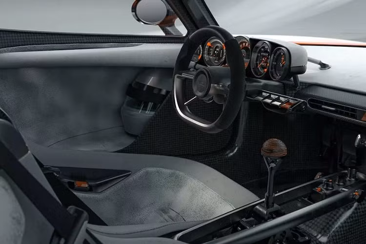 Oilstainlab cũng đang phát triển một phiên bản hoàn toàn bằng điện công suất 850 mã lực (633kW). Tuy nhiên, có lẽ phần điên rồ nhất về hệ động lực là tùy chọn dành cho những người mua sẵn sàng chi 2,3 triệu đô la.