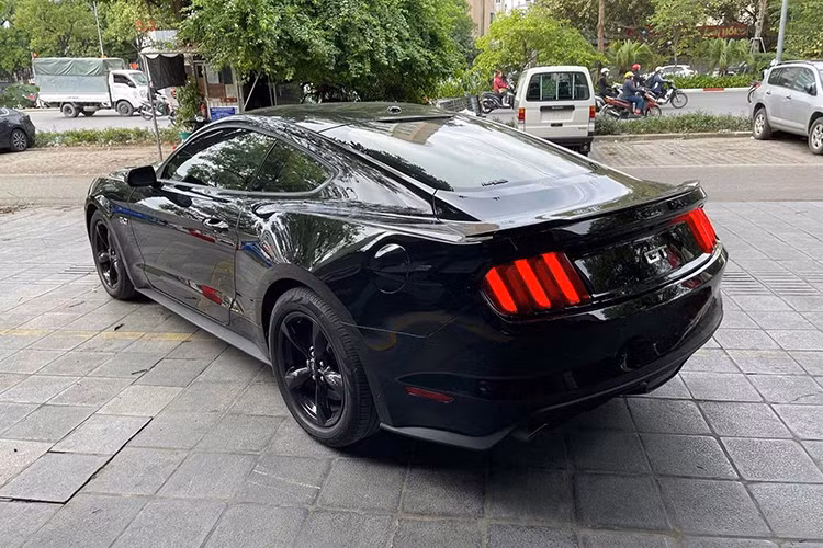 Số lượng xe Ford Mustang GT tại Việt Nam không nhiều, và giá bán cũng tầm 3 tỷ đồng cho xe cũ, vì thế, người mua chơi cũng phải thuộc diện có tiền và đam mê.