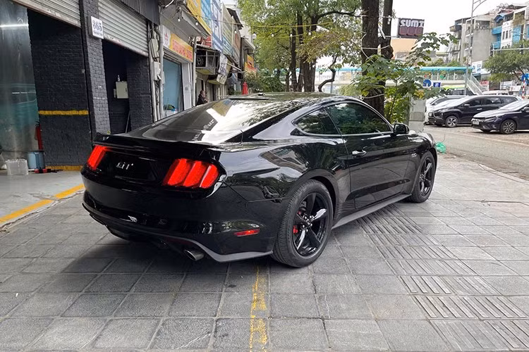 Dù đã qua sử dụng, những mẫu xe cơ bắp Ford Mustang GT này vẫn là một lựa chọn hấp dẫn đối với những tín đồ yêu thích dòng xe thể thao mạnh mẽ và đẳng cấp.