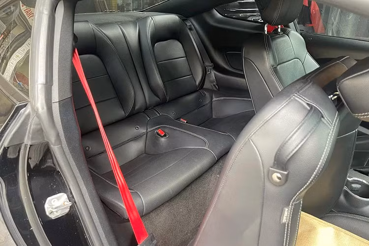 Ngoài động cơ, ở ngoại hình của Ford Mustang GT đời 2015 cũng có vài thay đổi so với bản tiêu chuẩn ở thiết kế hốc gió, lưới tản nhiệt, logo 5.0 bên hông xe, logo GT phía đuôi xe, cánh lướt gió lớn gắn cố định phía sau hay bộ mâm 19 inch đa chấu.