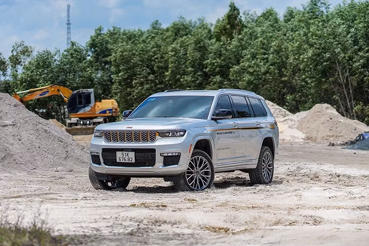 "Trái tim" của Jeep Grand Cherokee L ở Việt Nam là động cơ xăng V6, dung tích 3.6L, sản sinh công suất tối đa 293 mã lực tại vòng tua máy 6.400 vòng/phút và mô-men xoắn cực đại 353 Nm tại tua máy 4.000 vòng/phút. Ngoài ra, xe còn được trang bị hộp số tự động 8 cấp và hệ dẫn động 4 bánh toàn thời gian.