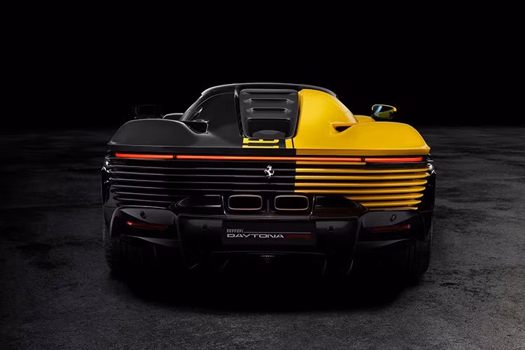 Chiếc siêu xe mui trần LaFerrari Aperta cuối cùng mang số 210 của Ferrari đã được công ty đấu giá nổi tiếng RM Sotheby’s đấu giá thành công với số tiền lên tới 8,3 triệu Euro, tương đương 9,98 triệu USD hay 227 tỷ đồng.