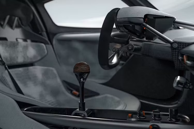 Vì vậy, không có gì ngạc nhiên khi hãng đang nghiên cứu một số hệ động lực rất thú vị cho HF-11. Những ai muốn có động cơ đốt trong sẽ có lựa chọn giữa máy 4.6 lít 6 xi-lanh nằm ngang hoặc 5.0l lớn hơn, cả hai đều được lắp ở giữa ngay phía sau cấu trúc khung nguyên khối bằng sợi carbon.