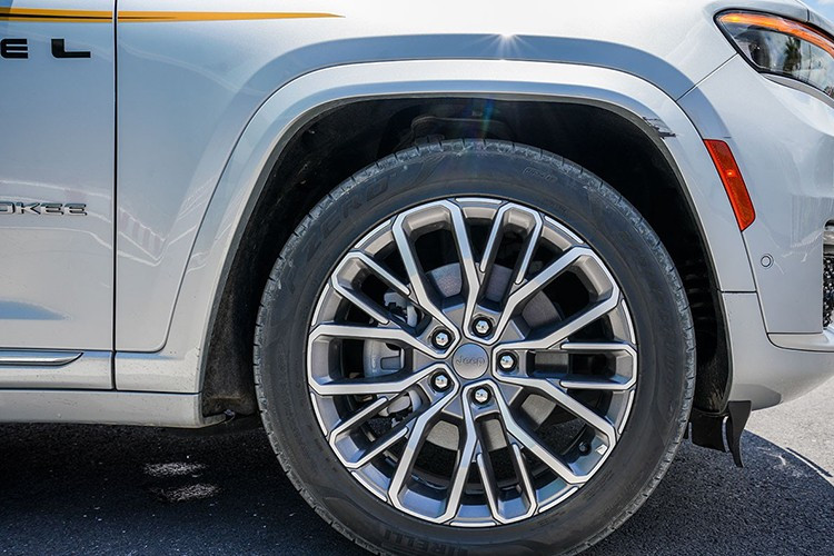Trong khi đó, Jeep Grand Cherokee L vốn là phiên bản kéo dài của Grand Cherokee. Xe sở hữu kích thước dài x rộng x cao lần lượt 5.204 x 1.968 x 1.815 mm và chiều dài cơ sở 3.091 mm. Với kích thước này, xe là đối thủ của Volkswagen Teramont.