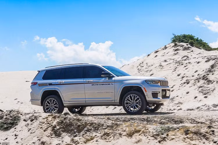 Khác với Wrangler, Jeep Grand Cherokee L dùng khung gầm liền khối của ô tô con. Xe sở hữu khoảng sáng gầm 215 mm và có thể nâng lên 276 mm nhờ hệ thống treo khí nén. Trang bị của Jeep Grand Cherokee L gồm có vành 21 inch, hệ thống đèn LED thông minh,...