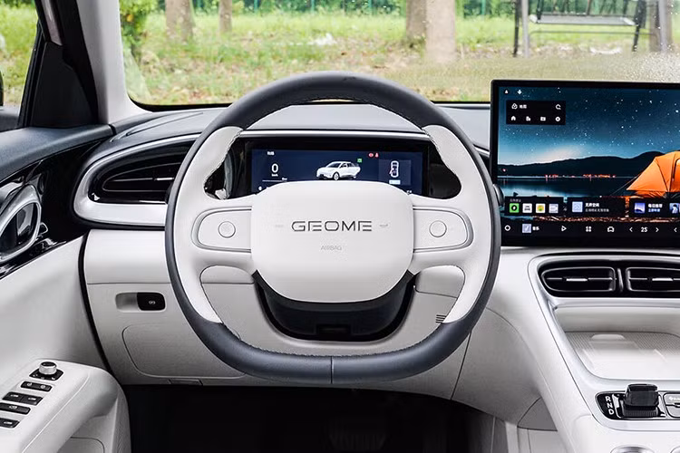 Vị trí thứ tư gọi tên Hongguang Mini EV, mẫu xe từng giữ vị trí Top 1 trên thị trường xe điện cỡ nhỏ, với 171.064 xe bán ra. Trong khi đó, BYD Qin Plus đứng thứ năm với 163.603 xe, tiếp tục là đại diện tiêu biểu của dòng sedan hybrid cắm sạc phổ thông.