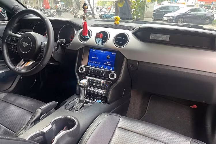 Điểm khác biệt lớn nhất trên Ford Mustang GT so với phiên bản Mustang tiêu chuẩn về nước trước đó chính là khối động cơ đầy mạnh mẽ.