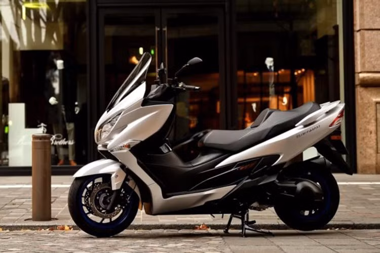 Suzuki Burgman 400 2025 nổi bật với diện mạo mới cao cấp hơn và các tính năng được thiết kế phù hợp với lối sống của người dùng hiện đại – những người tìm kiếm sự thoải mái cùng với hiệu suất vận hành.