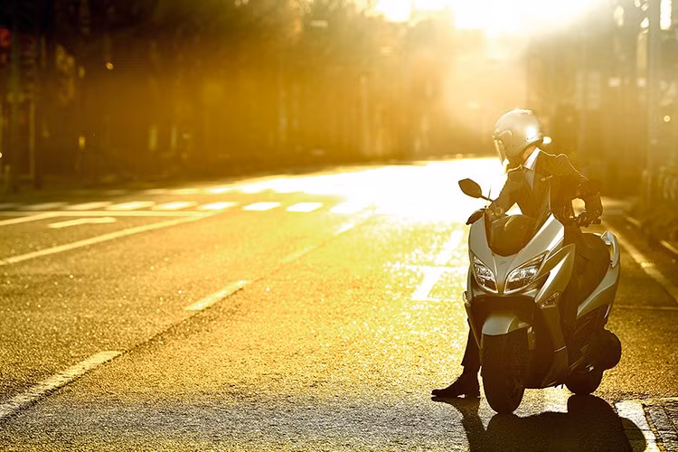 Suzuki Burgman 400 phiên bản 2025 được bán với giá đề xuất khoảng 981.000 yên (tương đương gần 178 triệu đồng). Dự đoán, nếu những dân chơi đam mê dòng xe tay ga Suzuki muốn sở hữu Burgman 400 tại Việt Nam, sẽ phải mua theo dạng nhập khẩu tư nhân không chính hãng.