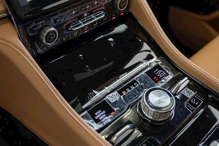 Thương hiệu Jeep hiện đang bán 3 mẫu xe ở Việt Nam, bao gồm Wrangler, Grand Cherokee và Gladiator. Trong lần khuyến mãi này, Jeep Gladiator không được giảm giá. Jeep Wrangler là mẫu SUV việt dã đã bán ra thị trường từ năm 1986. Được phát triển dựa trên khung gầm sát-xi rời, xe có cả phiên bản 2 cửa và 4 cửa.