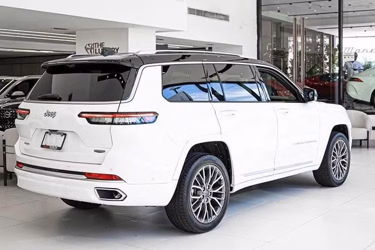 Trong khi đó, Jeep Grand Cherokee L Limited được giảm giá 2,258 tỷ đồng, xuống còn 3,43 tỷ đồng. Riêng Jeep Grand Cherokee L Summit Reserve có mức giảm giá cao nhất, lên đến 2,6 tỷ đồng. Giá của mẫu xe này chỉ còn 4,288 tỷ đồng thay cho mức 6,888 tỷ cũ.