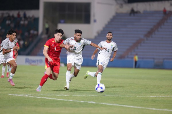 Đoàn quân áo đỏ chiếm ưu thế ngay sau tiếng còi khai cuộc.