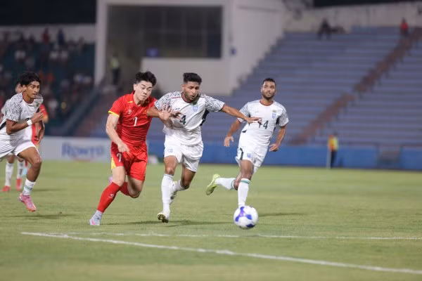 Đoàn quân áo đỏ chiếm ưu thế ngay sau tiếng còi khai cuộc.