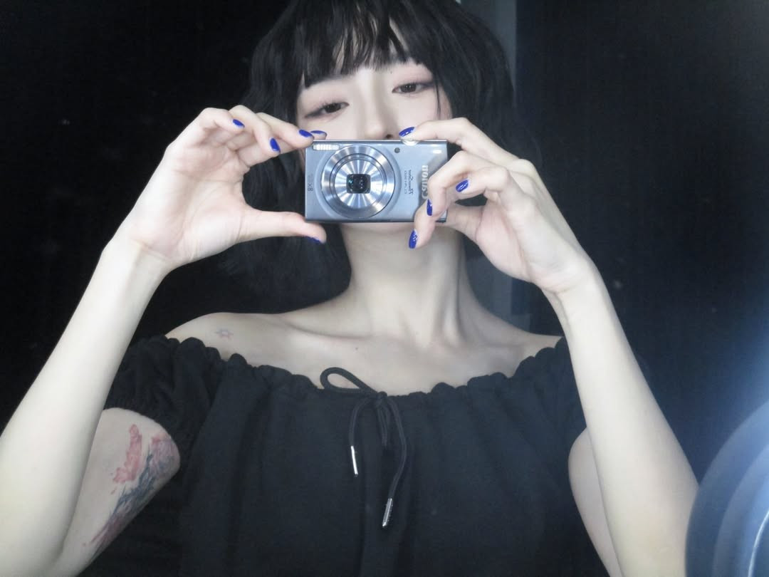 Mái tóc ngắn không làm giảm đi vẻ “nữ thần” vốn có, ngược lại còn giúp Bâu Krysie trông cá tính, thời thượng và khác biệt hơn.