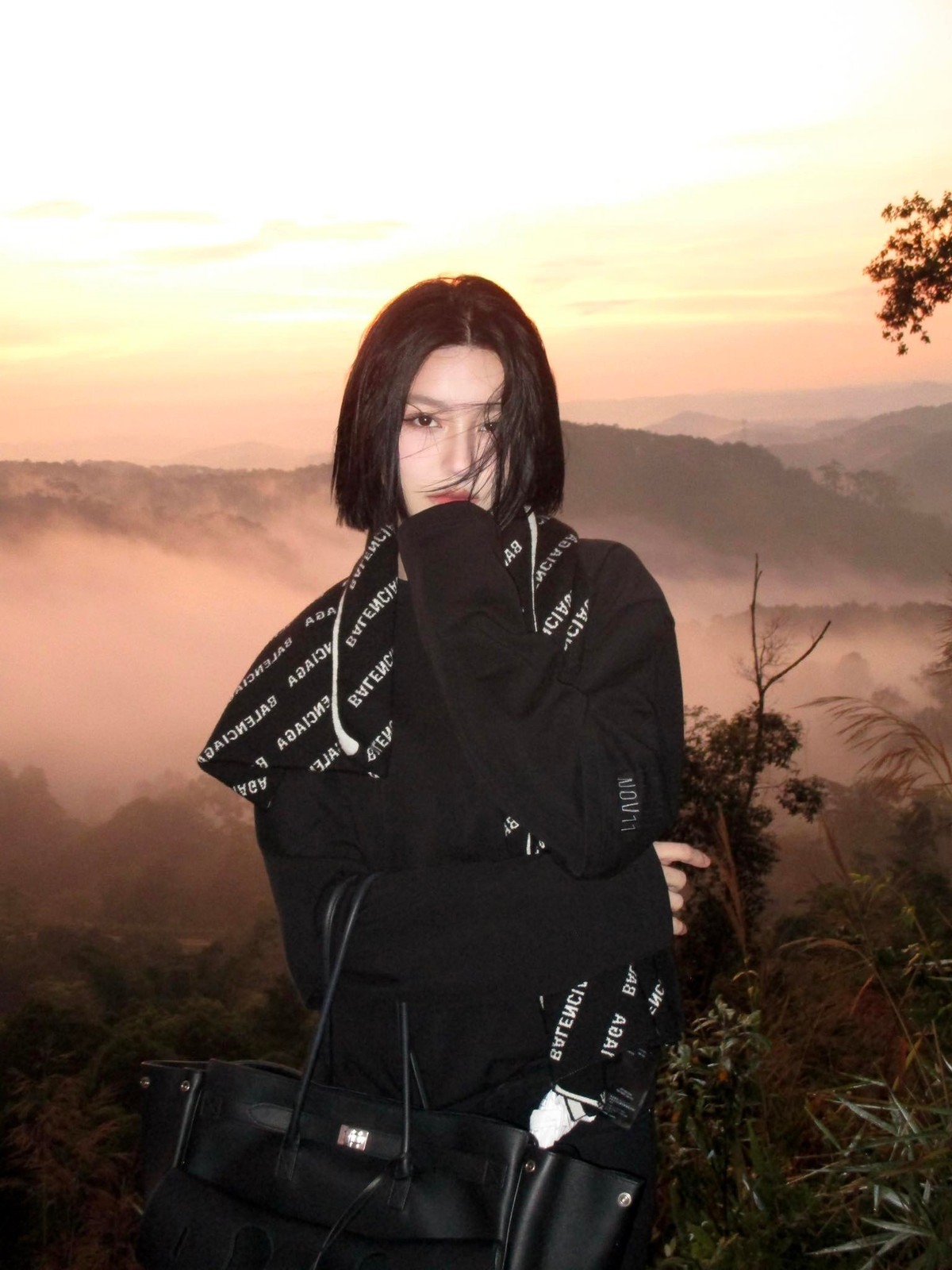 Sự nổi tiếng đến sớm giúp Bâu Krysie có nhiều cơ hội thử sức trong lĩnh vực người mẫu ảnh, quảng cáo và giải trí.