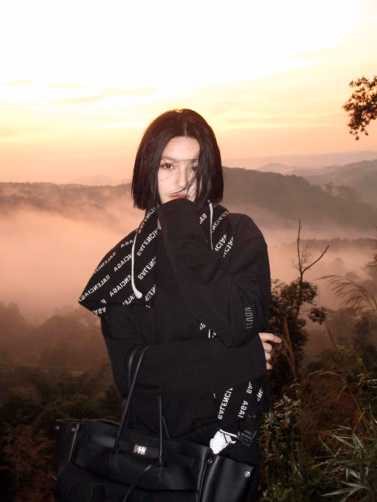 Sự nổi tiếng đến sớm giúp Bâu Krysie có nhiều cơ hội thử sức trong lĩnh vực người mẫu ảnh, quảng cáo và giải trí.