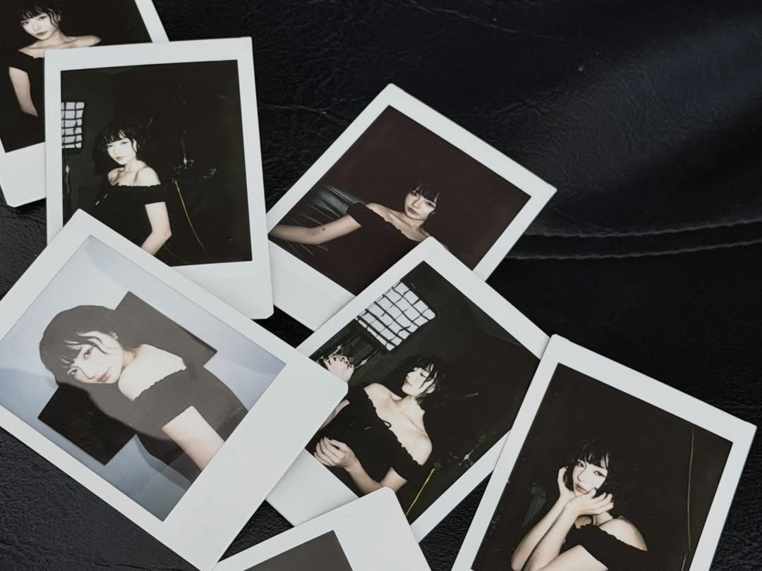 Bên cạnh nhan sắc, phong cách tạo dáng của Bâu Krysie cũng cho thấy sự trưởng thành rõ nét. Những cử chỉ nhẹ nhàng, ánh mắt có chiều sâu cùng cách làm chủ biểu cảm giúp cô nàng ghi điểm mạnh mẽ.