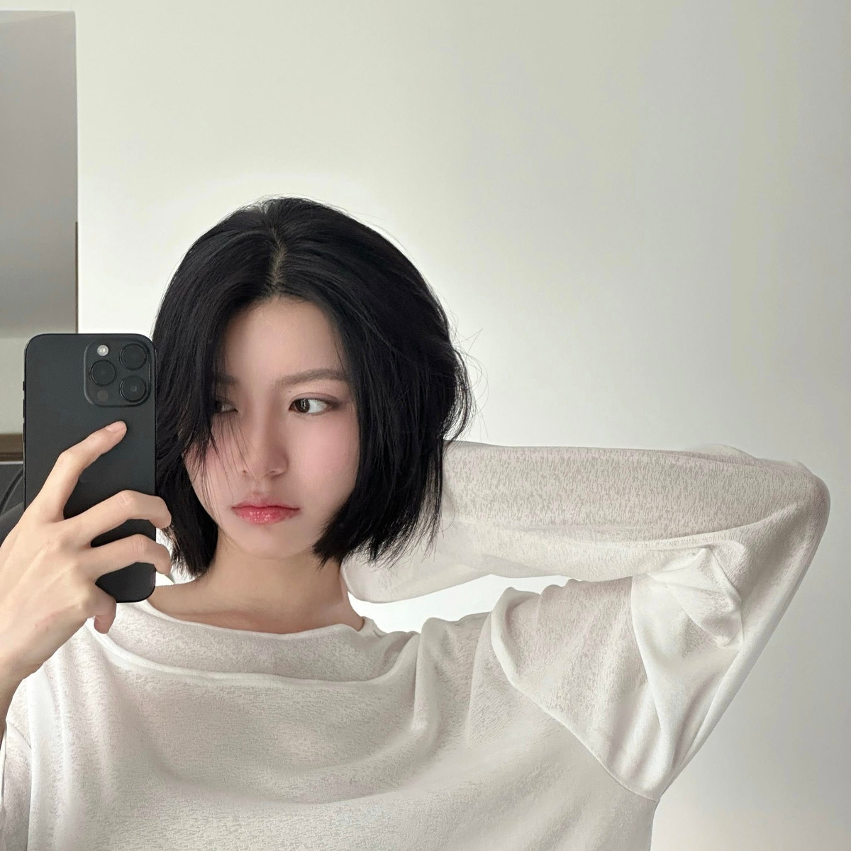 Nhờ ngoại hình nổi bật và thần thái cuốn hút, Bâu Krysie nhanh chóng trở thành gương mặt quen thuộc trên mạng xã hội, đặc biệt là Instagram, nơi cô được gọi với danh xưng “nữ thần mạng” hay “nữ sinh xinh nhất Instagram”.