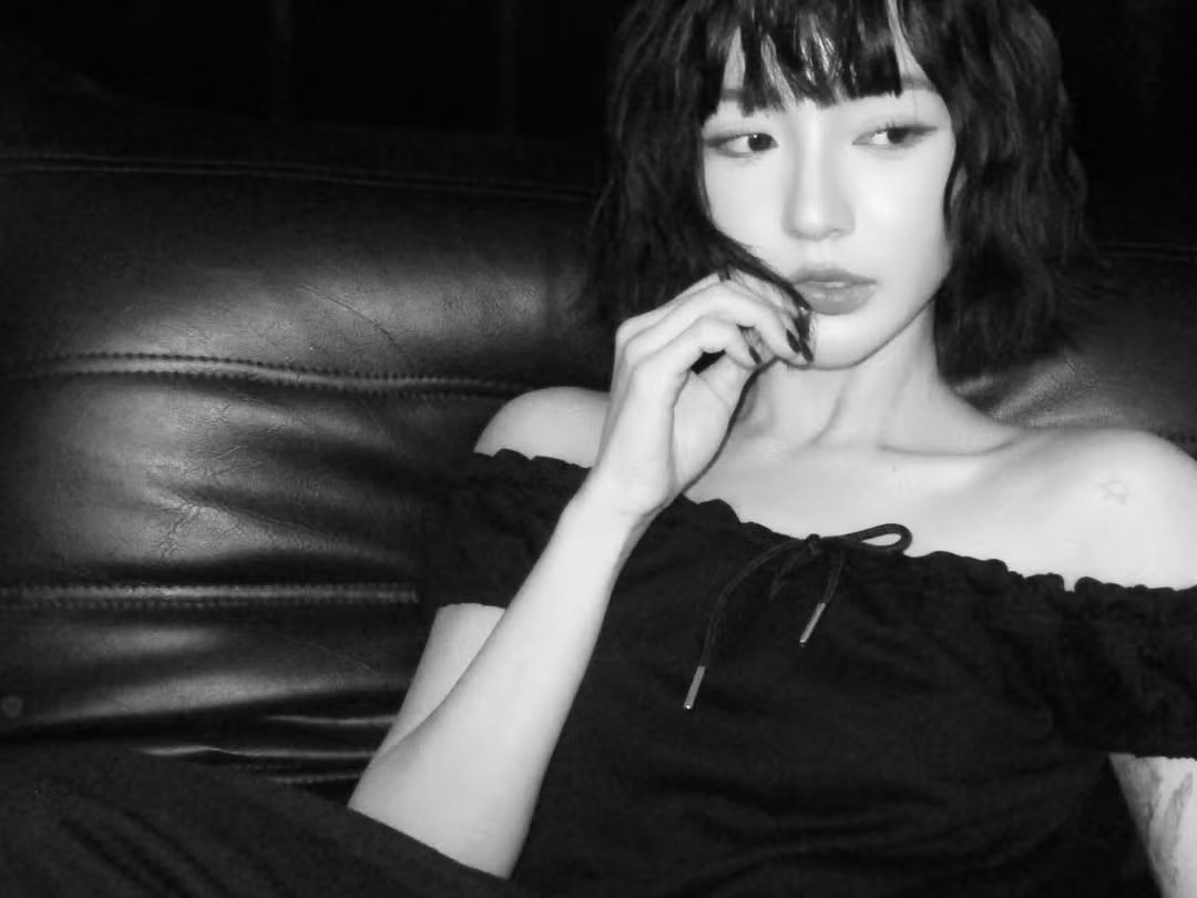 Trong loạt ảnh đang được cộng đồng mạng lan truyền, Bâu Krysie lựa chọn phong cách tối giản với trang phục tối màu, tông đen chủ đạo, kết hợp cùng mái tóc ngắn cá tính.