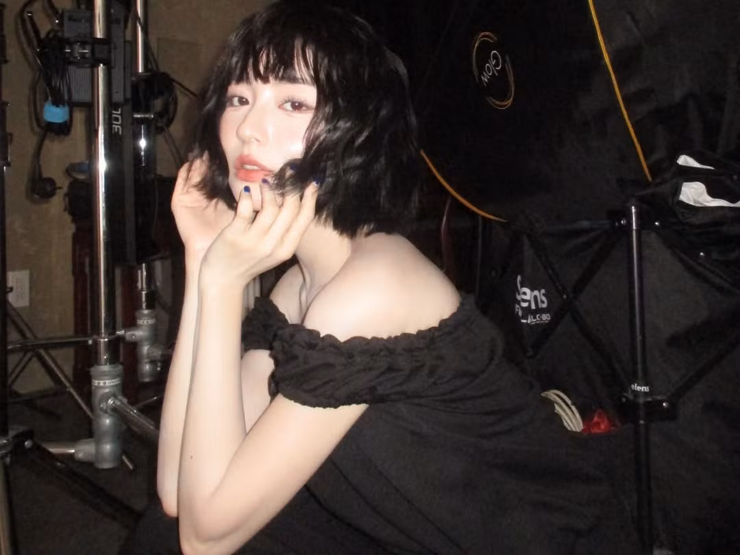 Không còn hình ảnh tóc dài nữ tính quen thuộc, Bâu Krysie mang đến cảm giác mới mẻ, hiện đại và có phần nổi loạn, nhưng vẫn giữ được nét mềm mại, cuốn hút rất riêng.