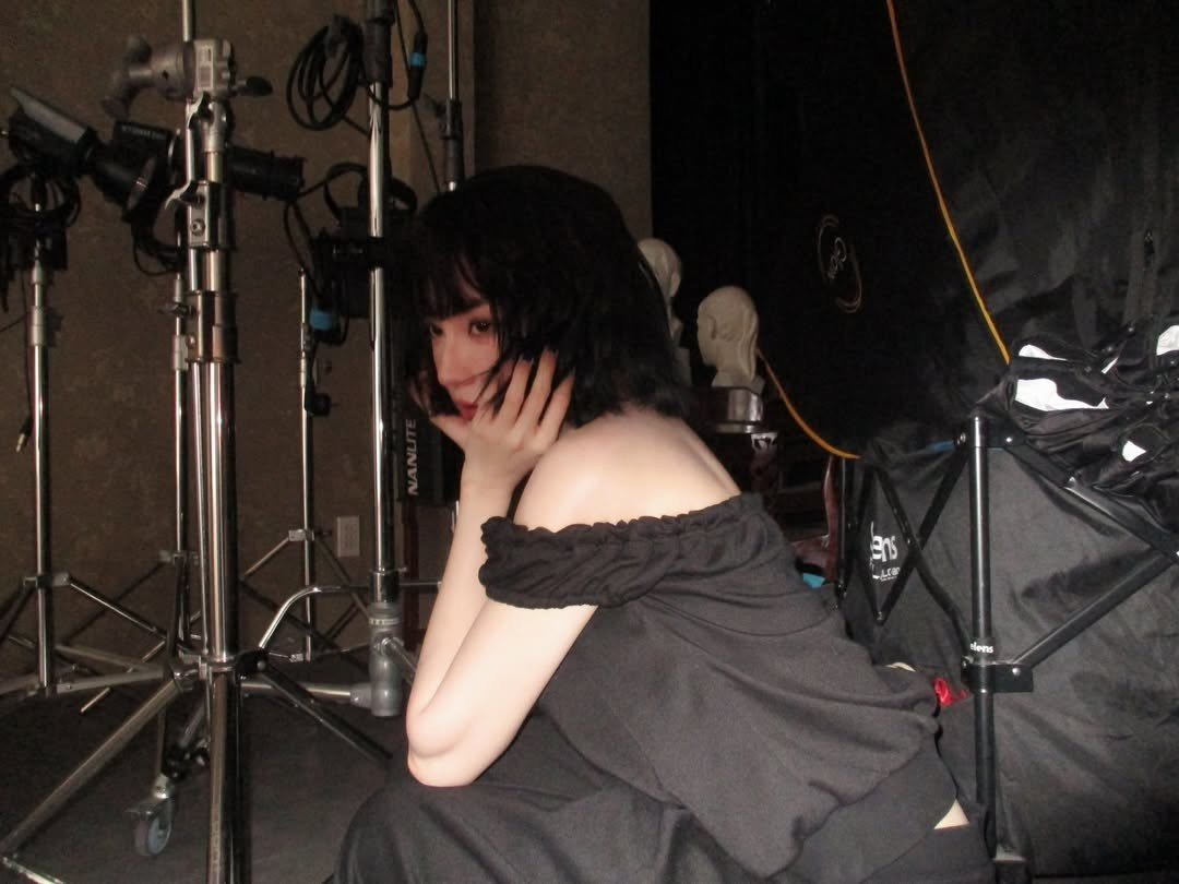 Thần thái lạnh, ánh nhìn sắc sảo xen lẫn chút mơ màng khiến mỗi bức ảnh đều mang màu sắc nghệ thuật, thể hiện rõ khả năng biến hóa đa dạng trước ống kính.