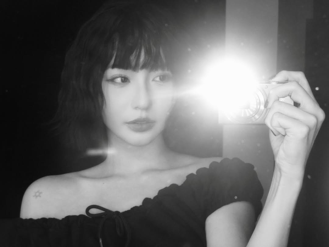 Kiểu tóc được cắt gọn, uốn nhẹ tạo độ phồng vừa phải, ôm lấy gương mặt giúp tôn lên những đường nét thanh tú vốn là “thương hiệu” của cô nàng hot girl sinh năm 2000.