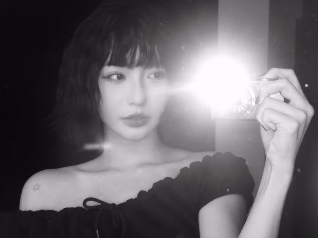 Kiểu tóc được cắt gọn, uốn nhẹ tạo độ phồng vừa phải, ôm lấy gương mặt giúp tôn lên những đường nét thanh tú vốn là “thương hiệu” của cô nàng hot girl sinh năm 2000.