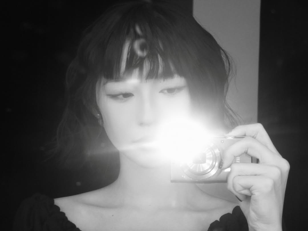 Nhan sắc của Bâu Krysie trong lần xuất hiện này tiếp tục nhận được nhiều lời khen ngợi. Gương mặt V-line thanh thoát, sống mũi cao, làn da trắng mịn cùng đôi mắt có chiều sâu giúp cô nàng nổi bật ngay cả trong những khung hình đen – trắng.