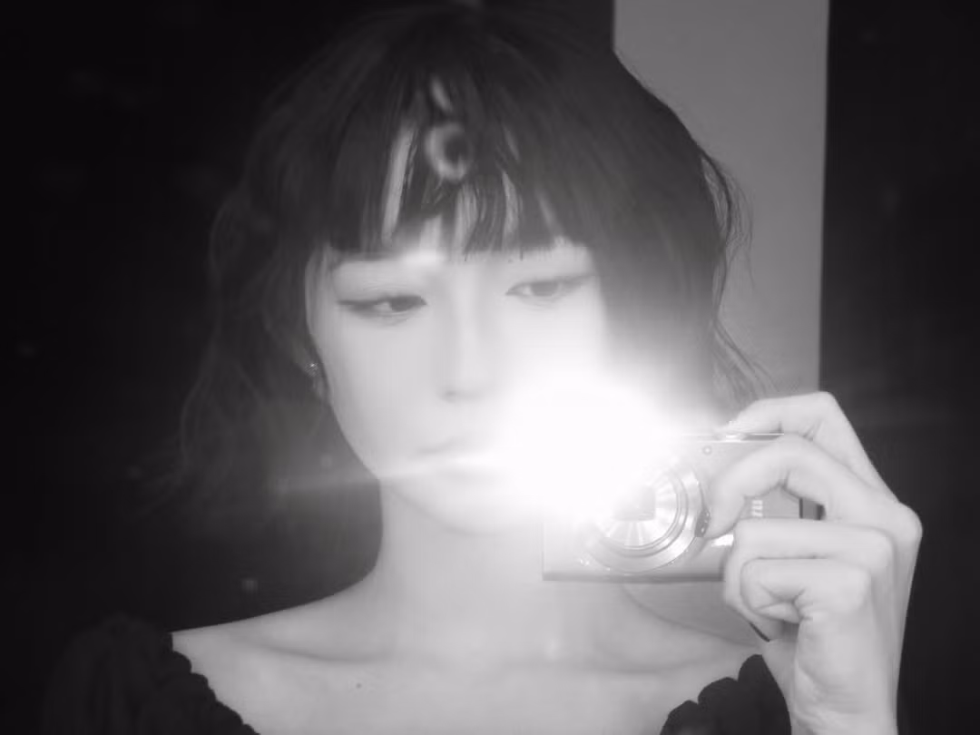 Nhan sắc của Bâu Krysie trong lần xuất hiện này tiếp tục nhận được nhiều lời khen ngợi. Gương mặt V-line thanh thoát, sống mũi cao, làn da trắng mịn cùng đôi mắt có chiều sâu giúp cô nàng nổi bật ngay cả trong những khung hình đen – trắng.