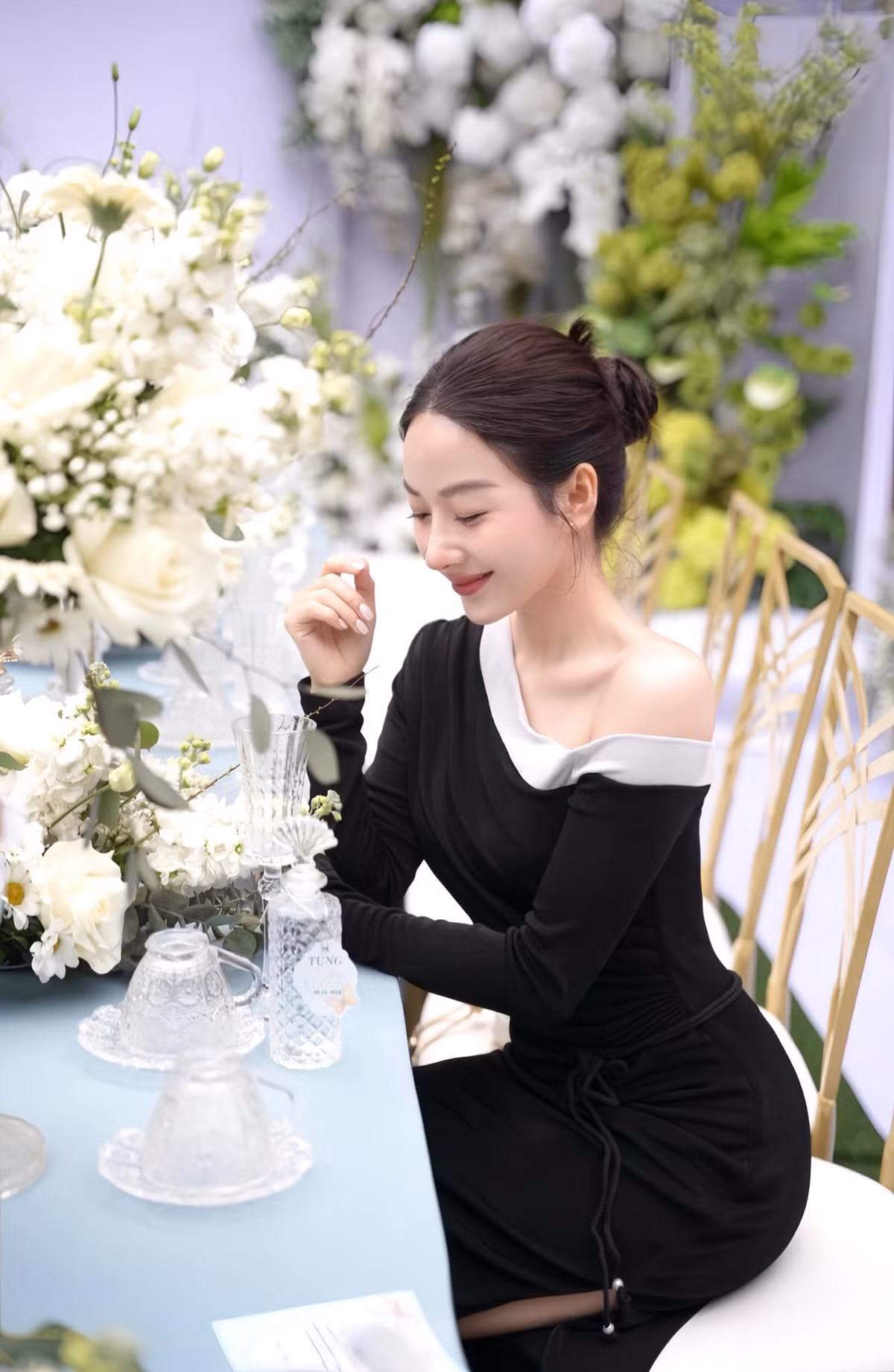 Gái xinh quê Tuyên Quang, có sở thích ca hát, làm mẫu ảnh. Vốn sở hữu góc nghiêng xinh đẹp, gương mặt khả ái và chiếc mũi cao ấn tượng.