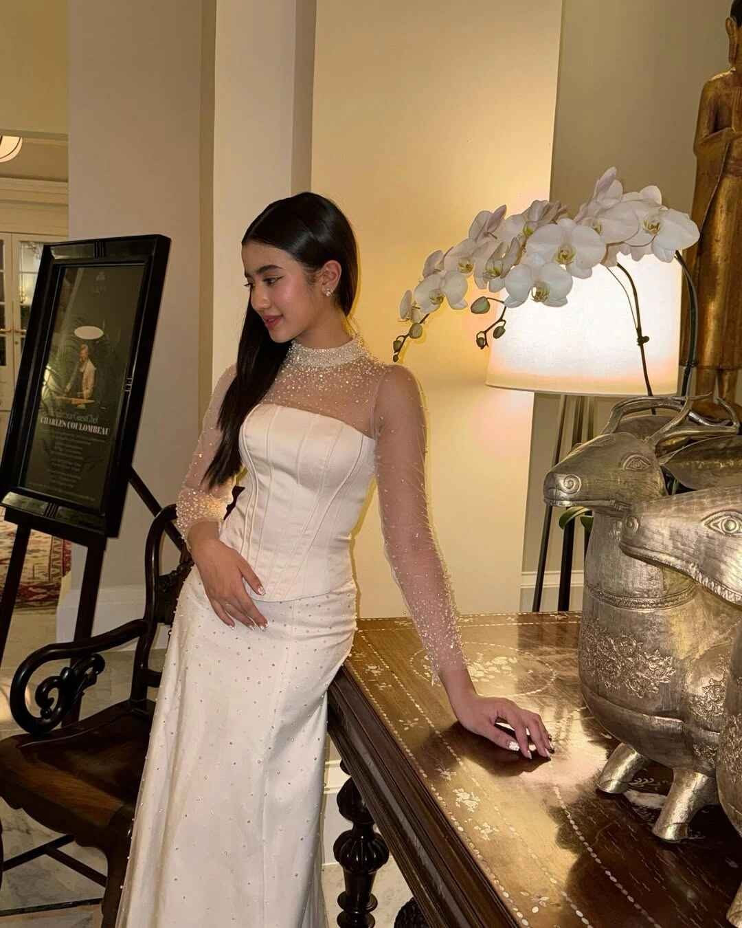 Cô chọn áo quây ngực xuyên thấu kết hợp chân váy chữ A đính hạt trai nhân tạo khi đi chơi Giáng Sinh năm ngoái. Trên Instagram, nhiều khán giả nhận xét cô xinh đẹp.