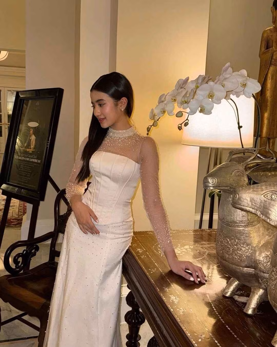 Cô chọn áo quây ngực xuyên thấu kết hợp chân váy chữ A đính hạt trai nhân tạo khi đi chơi Giáng Sinh năm ngoái. Trên Instagram, nhiều khán giả nhận xét cô xinh đẹp.