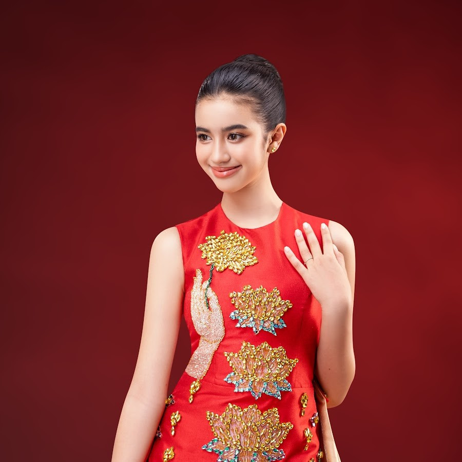 Đầu tháng 2/2025, công chúa Campuchia ra mắt MV Falling. Theo Straits Times, sản phẩm nhận phản hồi tốt từ khán giả với giai điệu trẻ trung, bắt tai.